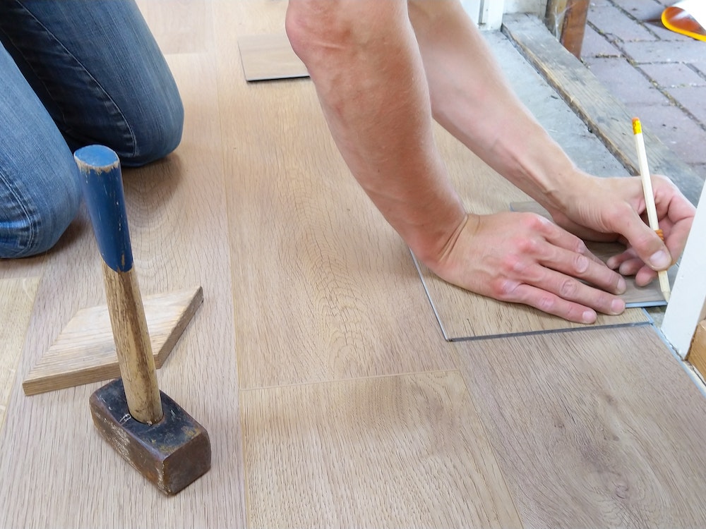 colocando pisos de madera laminada