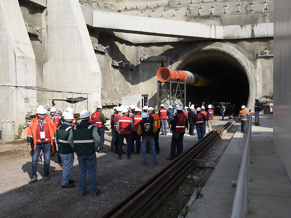 ingenieros civiles inspeccionan tunel del TMIT
